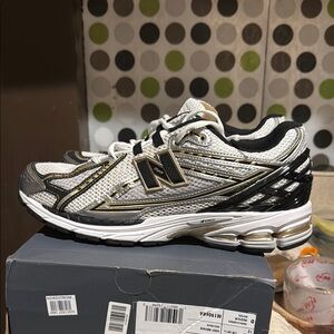New Balance 1906R
White Metallic Gold Silver